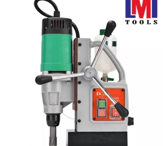 Máy khoan từ 900W DCA AJC30
